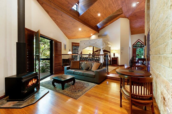 Romantic Villa with Four Post Bed, Log Fireplace and Private Balcony