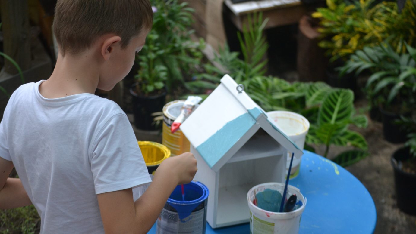 Workshops DIY paint your own bee hotel