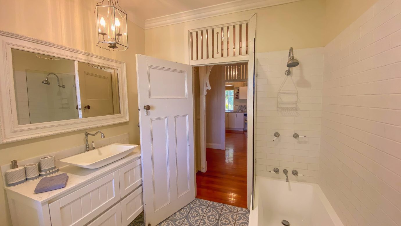 Main bathroom with a bath tub and over the bath shower