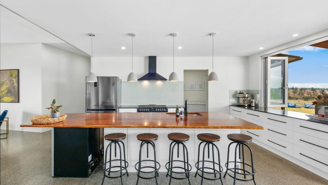 Kitchen / Breakfast Bar