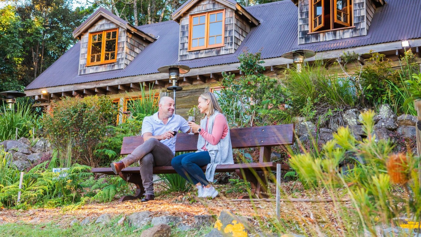 couple enjoying Sundowners at Grooms cottage & bushwalkers bar