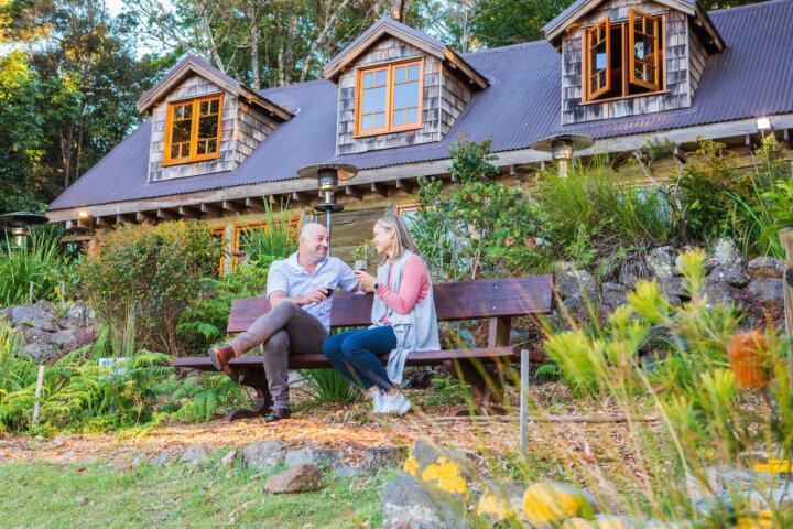 couple enjoying Sundowners at Grooms cottage & bushwalkers bar