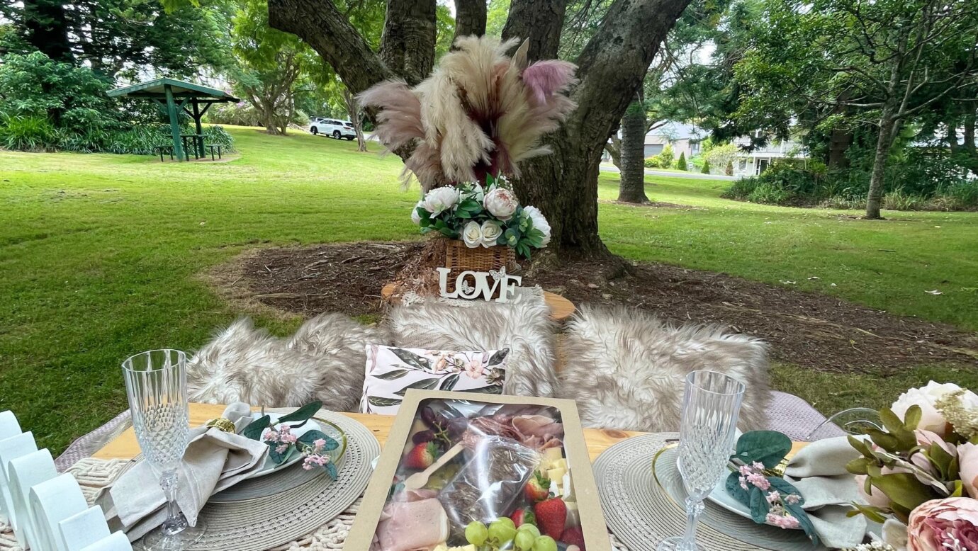 Romantic pop up picnic