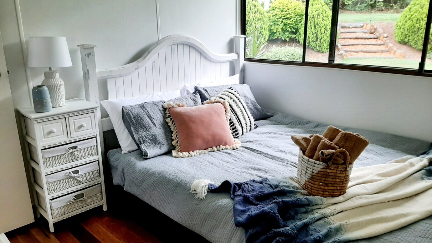Queen size Bed overlooking the gardens at Moogie House