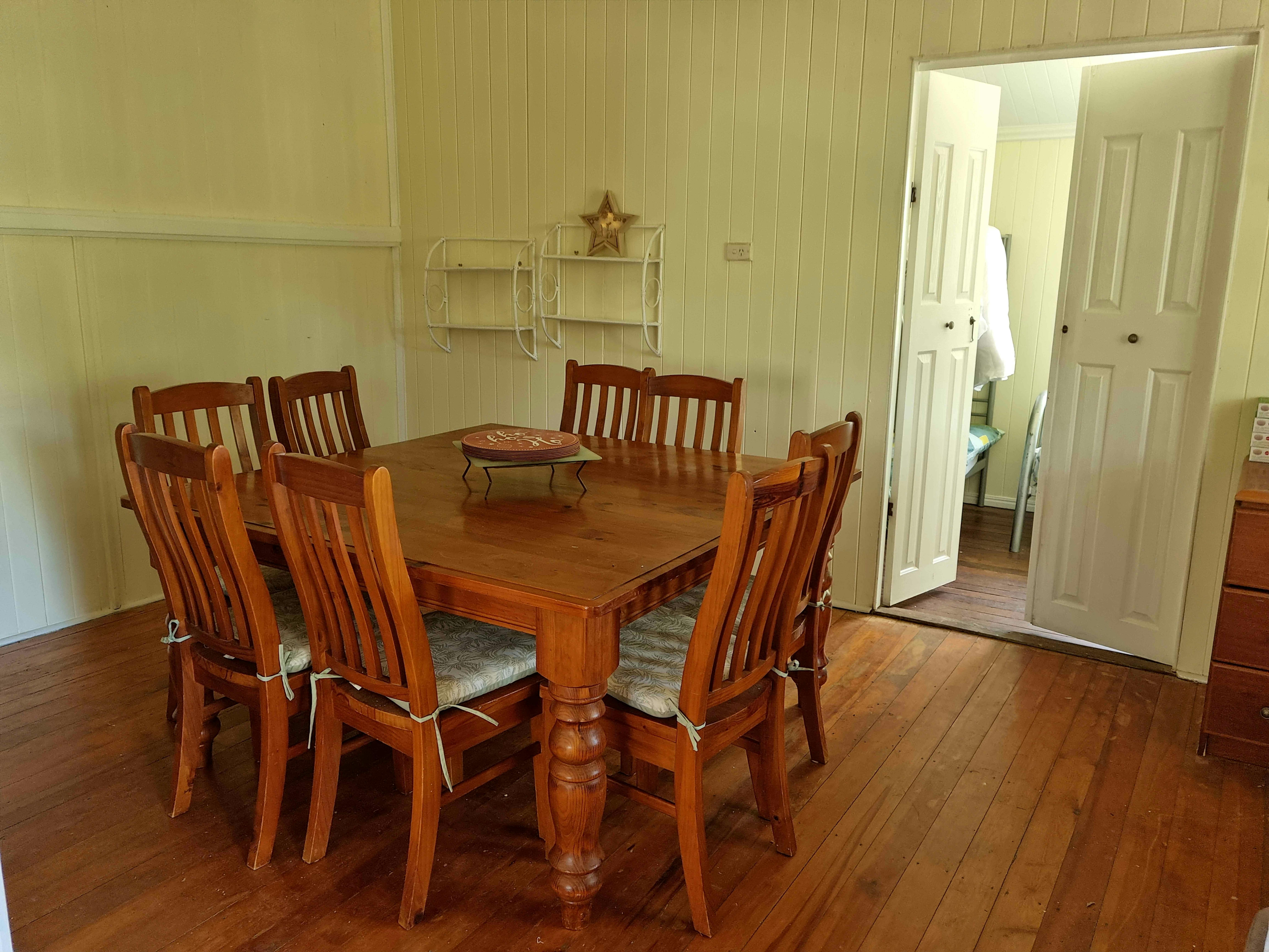 Harris Cottage Dining room seats 8